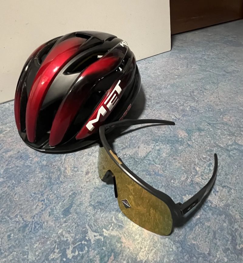 Prodám kombo! MET trenta mips⛑️+ oakley sutro lite🕶️