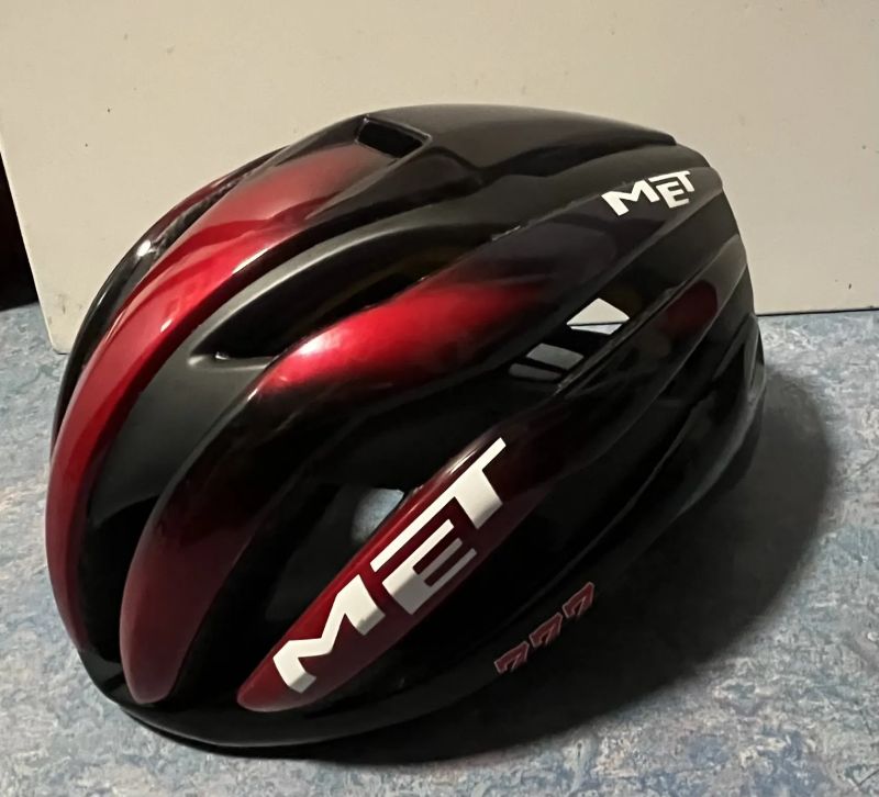 Prodám kombo! MET trenta mips⛑️+ oakley sutro lite🕶️