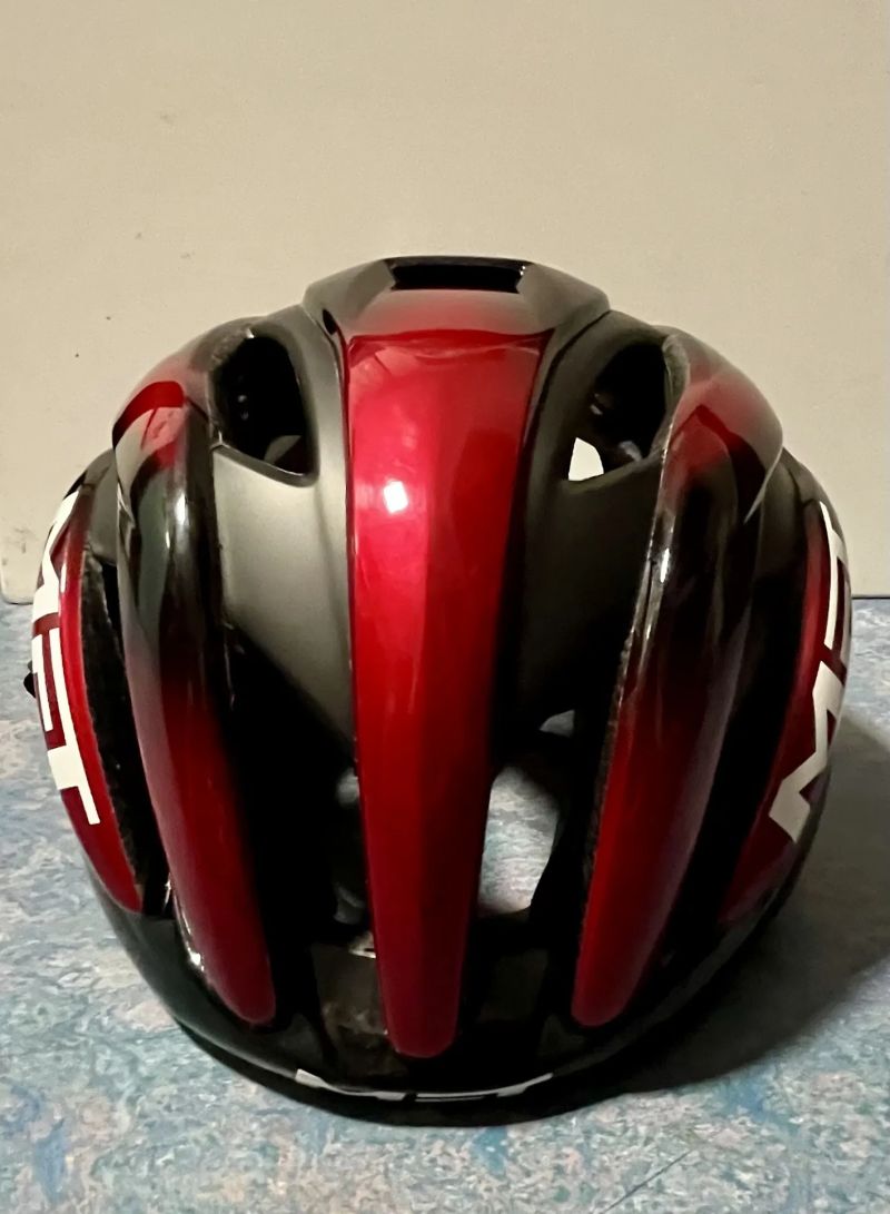 Prodám kombo! MET trenta mips⛑️+ oakley sutro lite🕶️