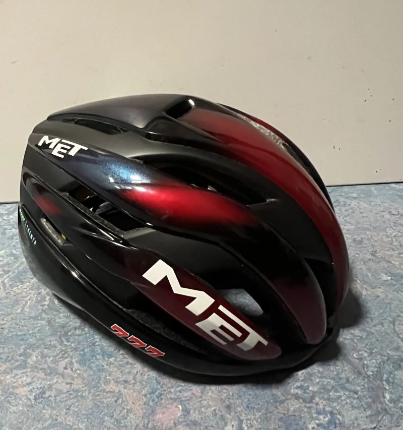 Prodám kombo! MET trenta mips⛑️+ oakley sutro lite🕶️