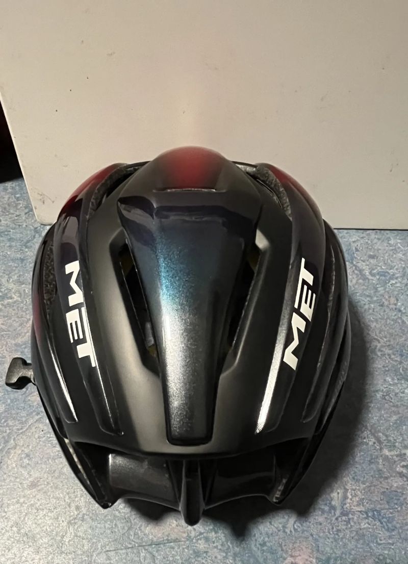 Prodám kombo! MET trenta mips⛑️+ oakley sutro lite🕶️