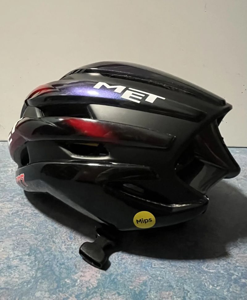 Prodám kombo! MET trenta mips⛑️+ oakley sutro lite🕶️