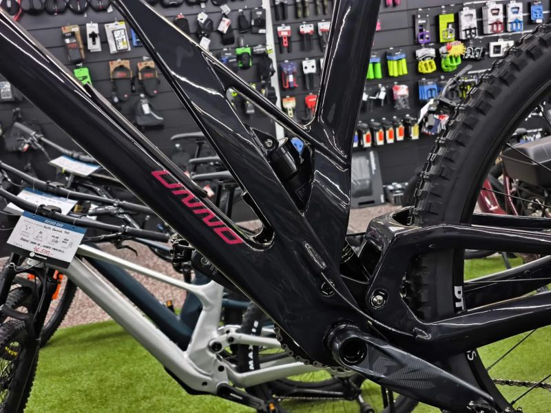 !NOVÉ! Unno Burn Elite - karbon, zdvih 160mm RockShox ZEB Select, vel. "L"