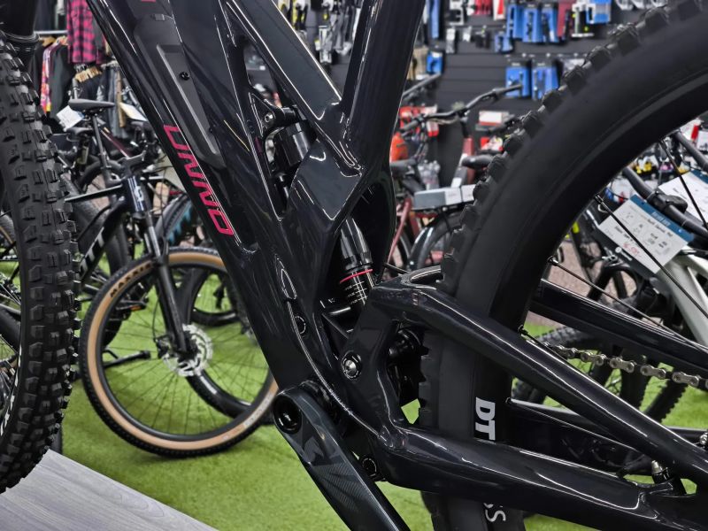 !NOVÉ! Unno Burn Elite - karbon, zdvih 160mm RockShox ZEB Select, vel. "L"