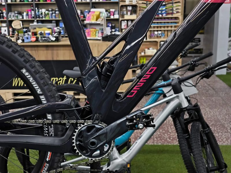 !NOVÉ! Unno Burn Elite - karbon, zdvih 160mm RockShox ZEB Select, vel. "L"