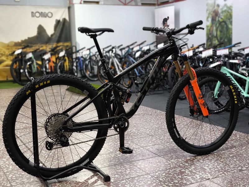 Najeto 50-100km, CTM SCROLL AM Pro 29, vel. M, FOX 36 Kashima, Shimano XT