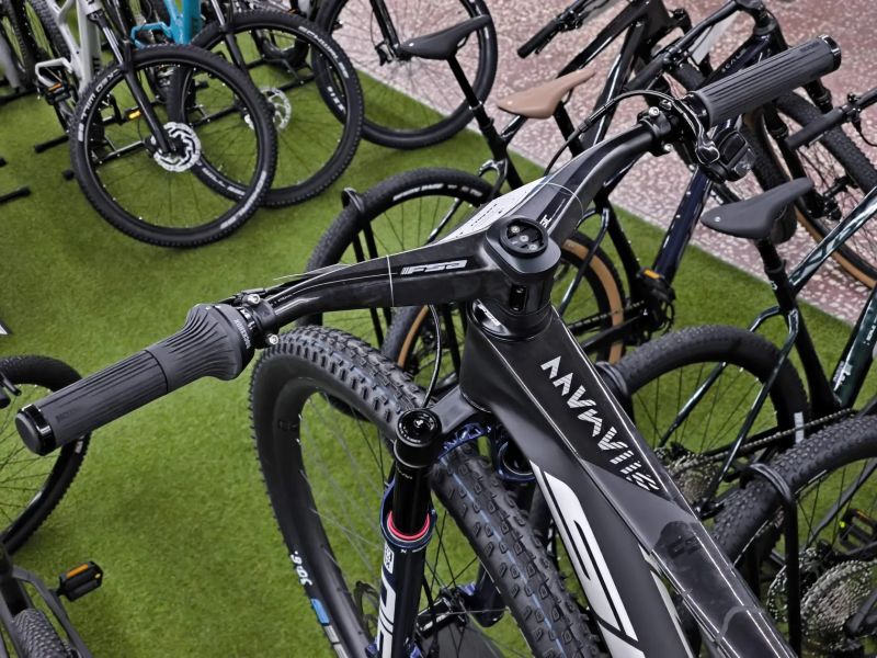 Sunn Shamann XC Finest, 10,8kg, Sram GX AXS, karbon zapletená kola, vel. S, najeto 500km