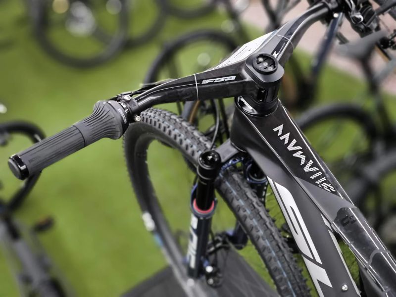 Sunn Shamann XC Finest, 10,8kg, Sram GX AXS, karbon zapletená kola, vel. S, najeto 500km