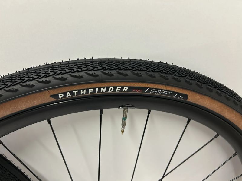 Nová zapletená kola Specialized Axis Elite Disc, vnitřní šířka 24 mm i s kotouči Sram 