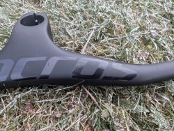 Karbonový kokpit, řidítka. 