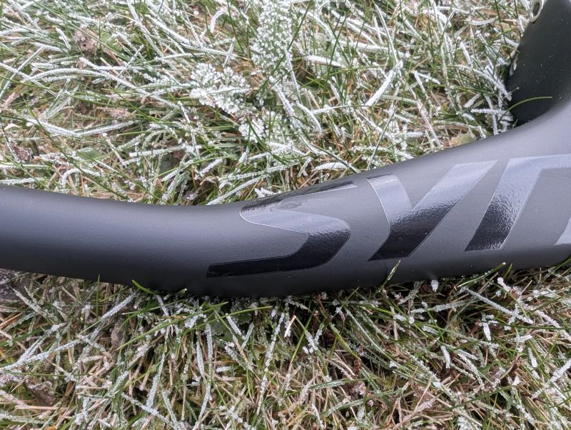 Karbonový kokpit, řidítka. 