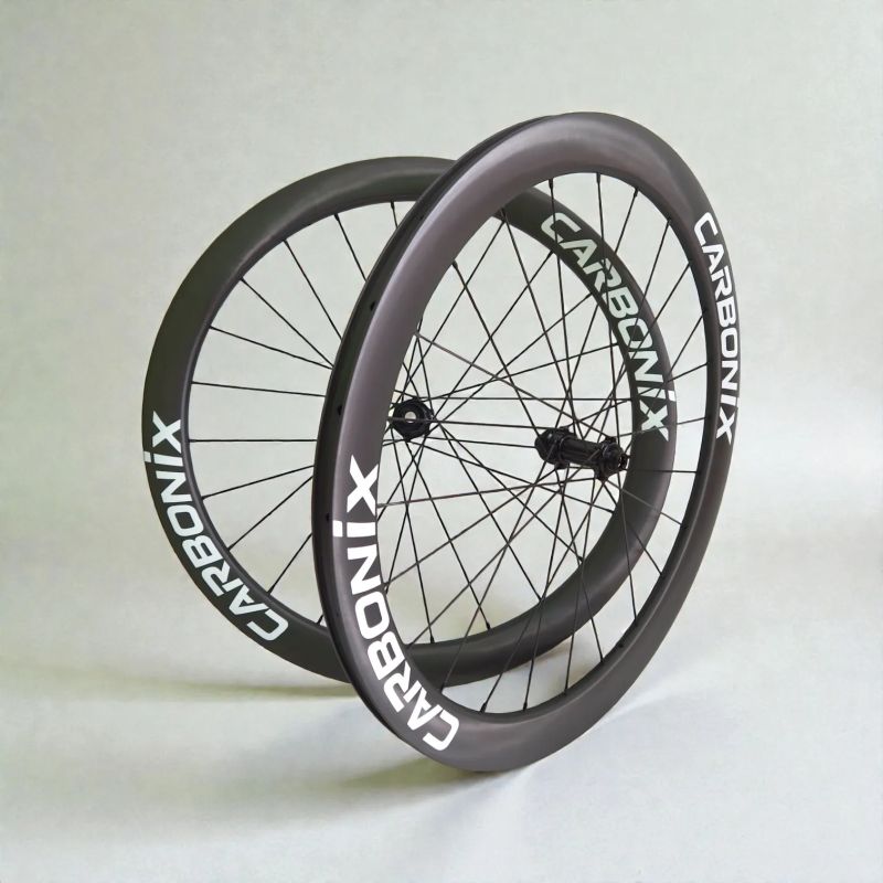 Silniční karbonová kola Carbonix ENTRY 50 - profesionální vzhled i výkon za férovou cenu (1510 g)!