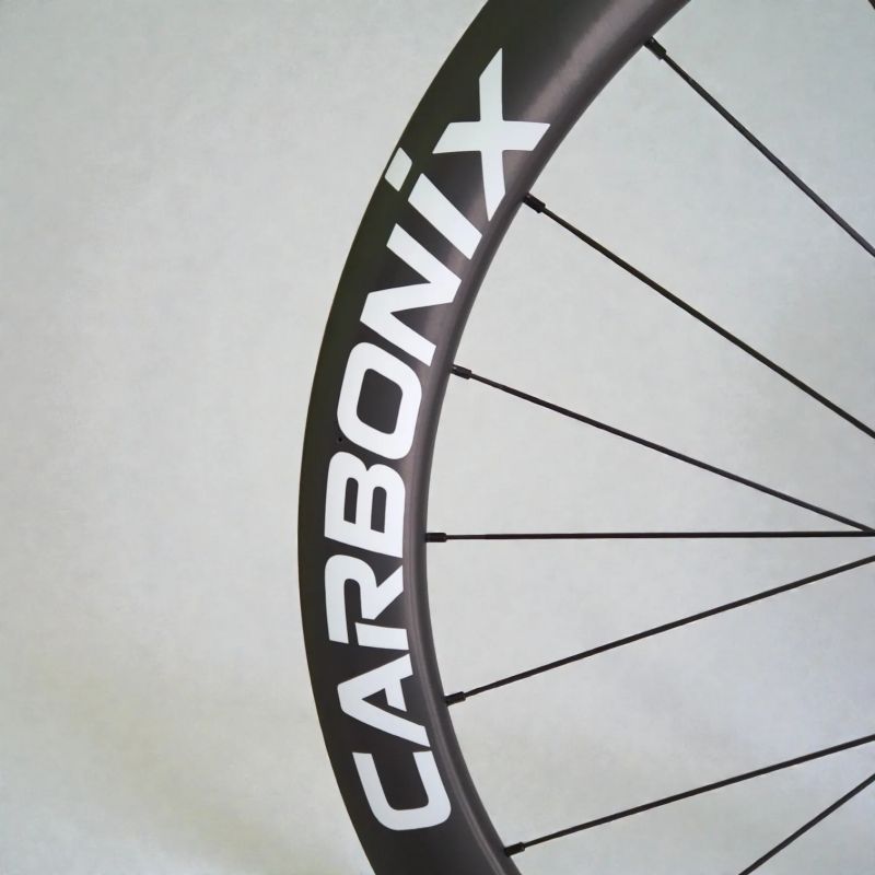 Silniční karbonová kola Carbonix ENTRY 50 - profesionální vzhled i výkon za férovou cenu (1510 g)!