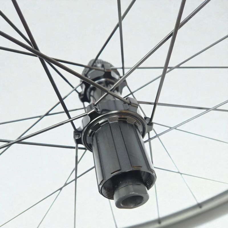 Silniční karbonová kola Carbonix ENTRY 50 - profesionální vzhled i výkon za férovou cenu (1510 g)!