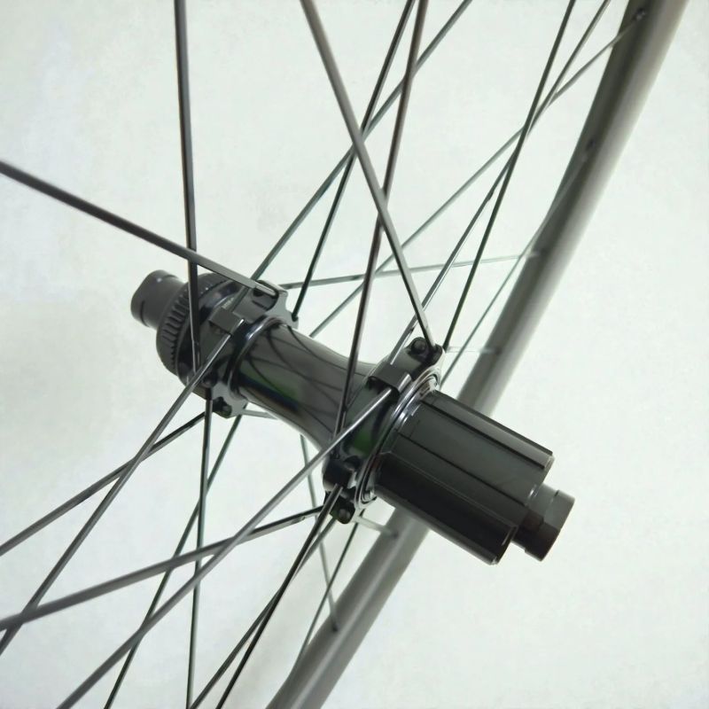 Silniční karbonová kola Carbonix ENTRY 50 - profesionální vzhled i výkon za férovou cenu (1510 g)!