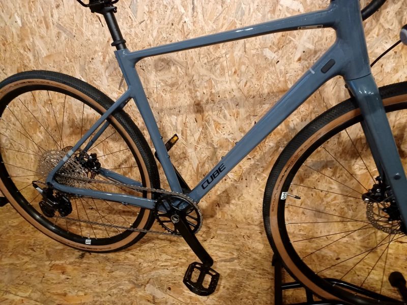 CUBE NUROAD EX 28" 2025, velikost rámu M