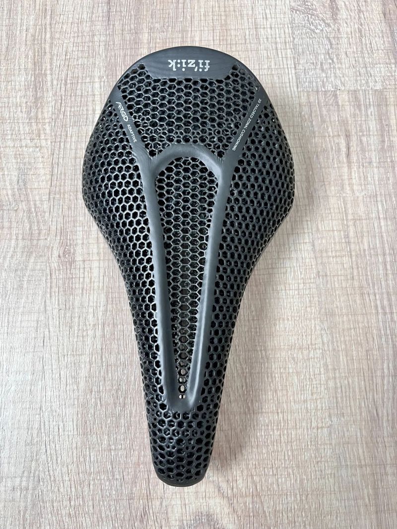 Sedlo Fizik Vento Argo R3 Adaptive, 140 mm