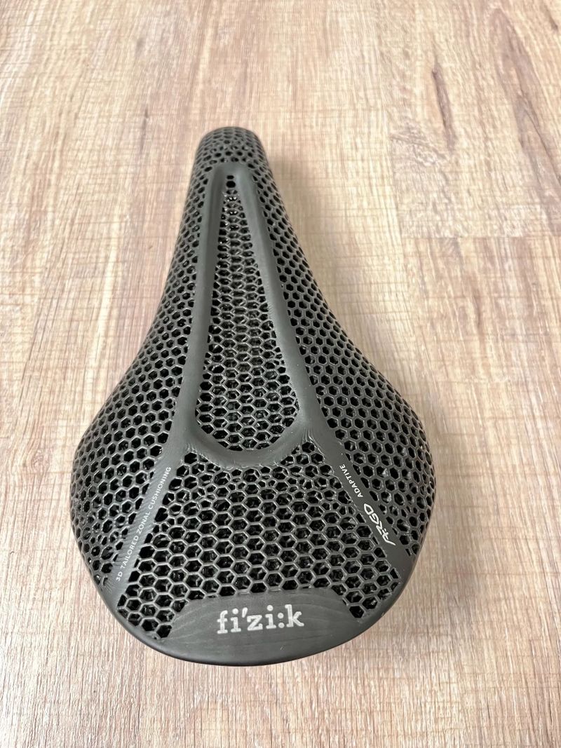 Sedlo Fizik Vento Argo R3 Adaptive, 140 mm