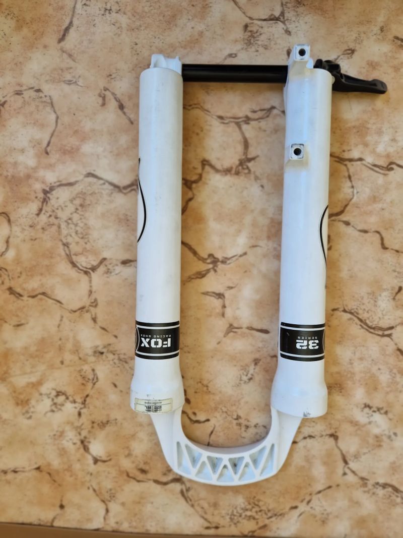 Fox Float 32 spodní nohy