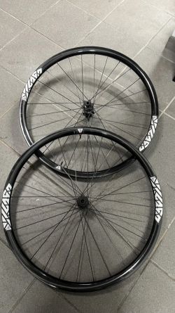 Karbon kola DT Swiss, Lightbicycle a Sapim CX RAY