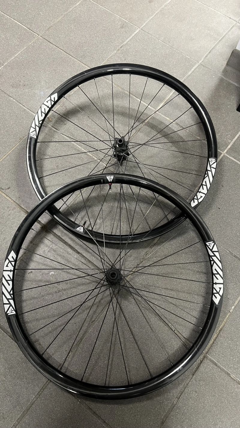 Karbon kola DT Swiss, Lightbicycle a Sapim CX RAY