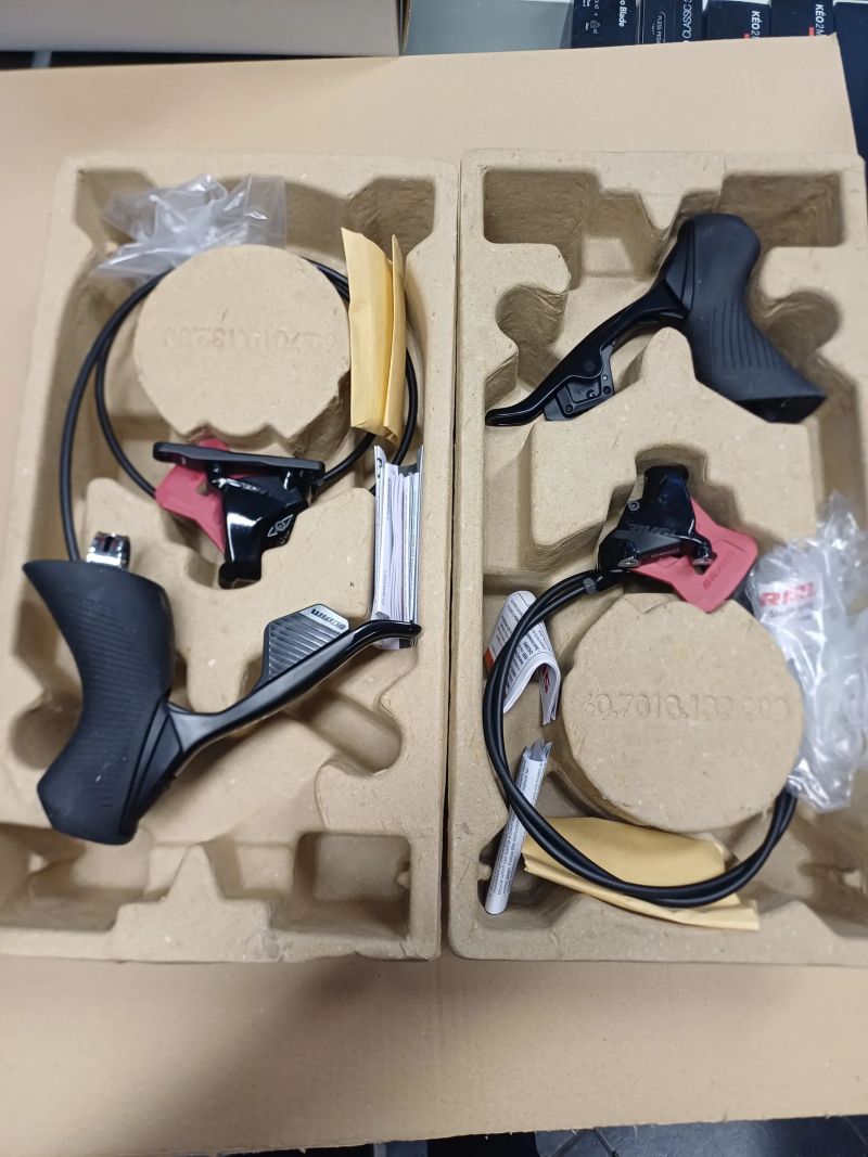 nové řadící/brdové páky SRAM levá+ pravá Rival eTap AXS