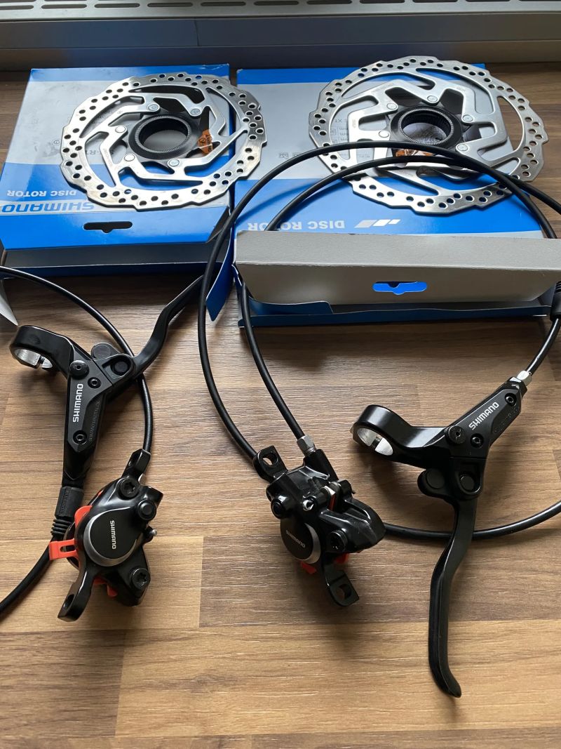 Prodám kompletní přední a zadní brzdu Shimano BR M315, včetně kotoučů.