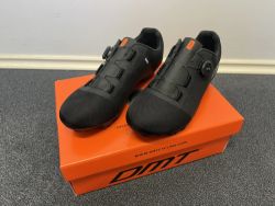 Nové tretry DMT KM4 Black/Black 45
