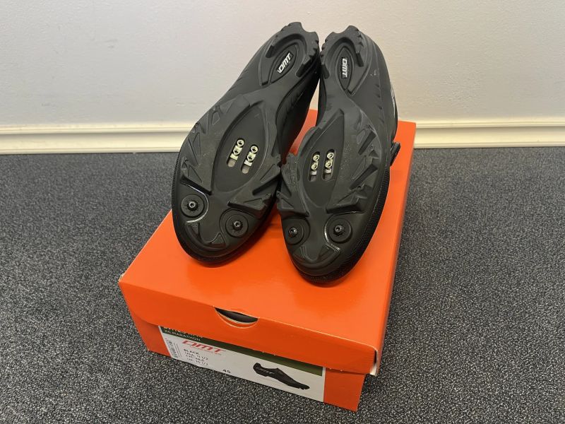 Nové tretry DMT KM4 Black/Black 45