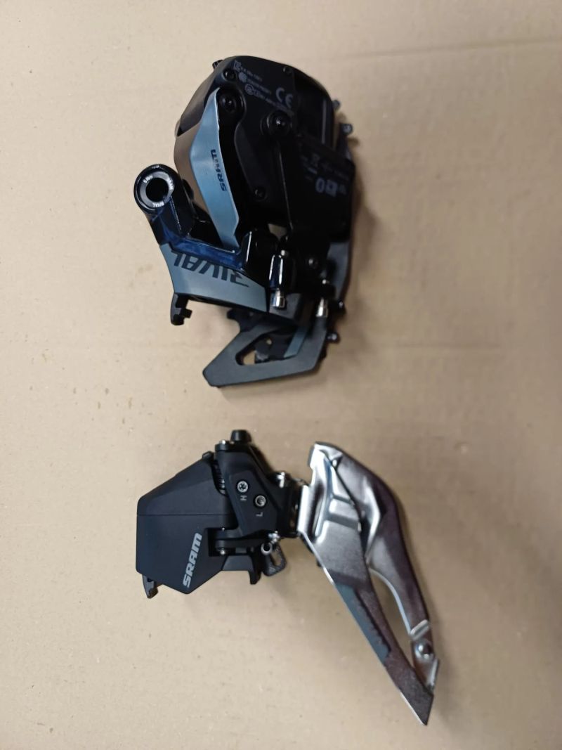 SRAM Rival AXS E1 – přesmykač + přehazovačka (nové, sundané z kola)