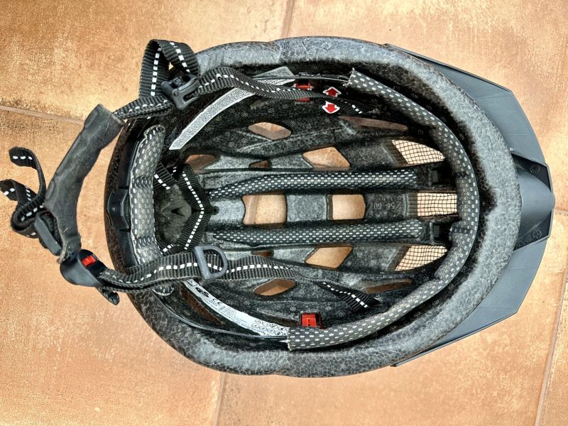 Helma Uvex City i-vo, se světlem, vel. 56-60 cm