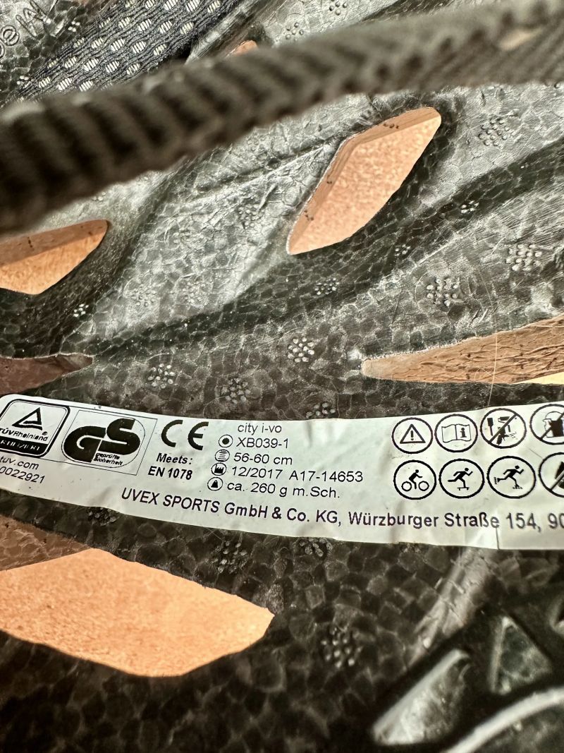 Helma Uvex City i-vo, se světlem, vel. 56-60 cm