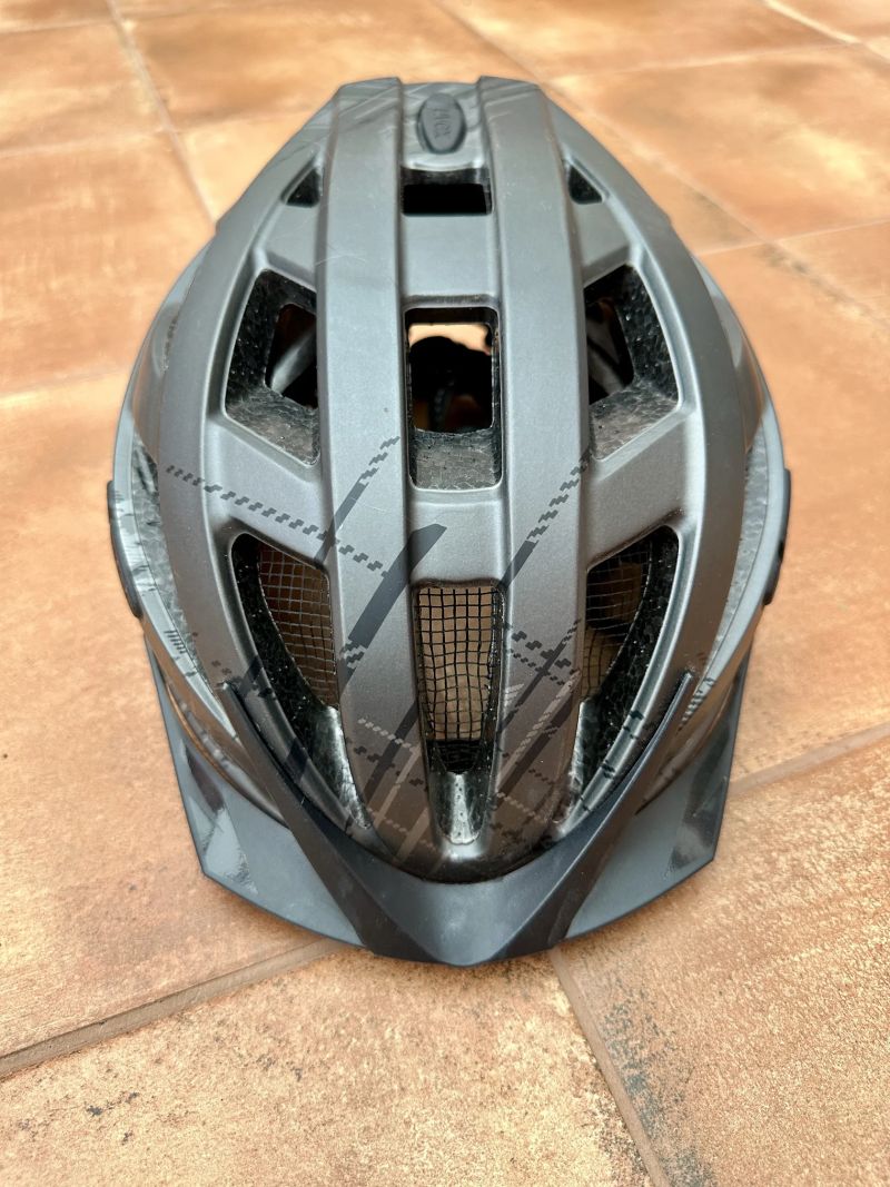 Helma Uvex City i-vo, se světlem, vel. 56-60 cm