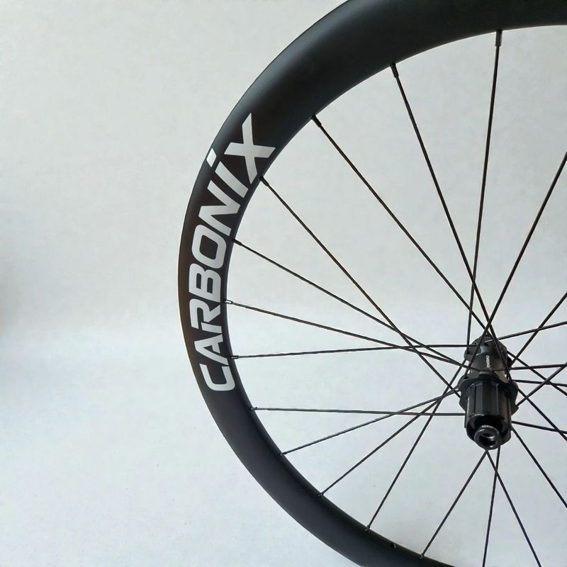 Karbonová Gravelová Aero Kola - Carbonix HORIZON 45 | 26 mm vnitřní šířka | Ratchet | Pillar | 1540g