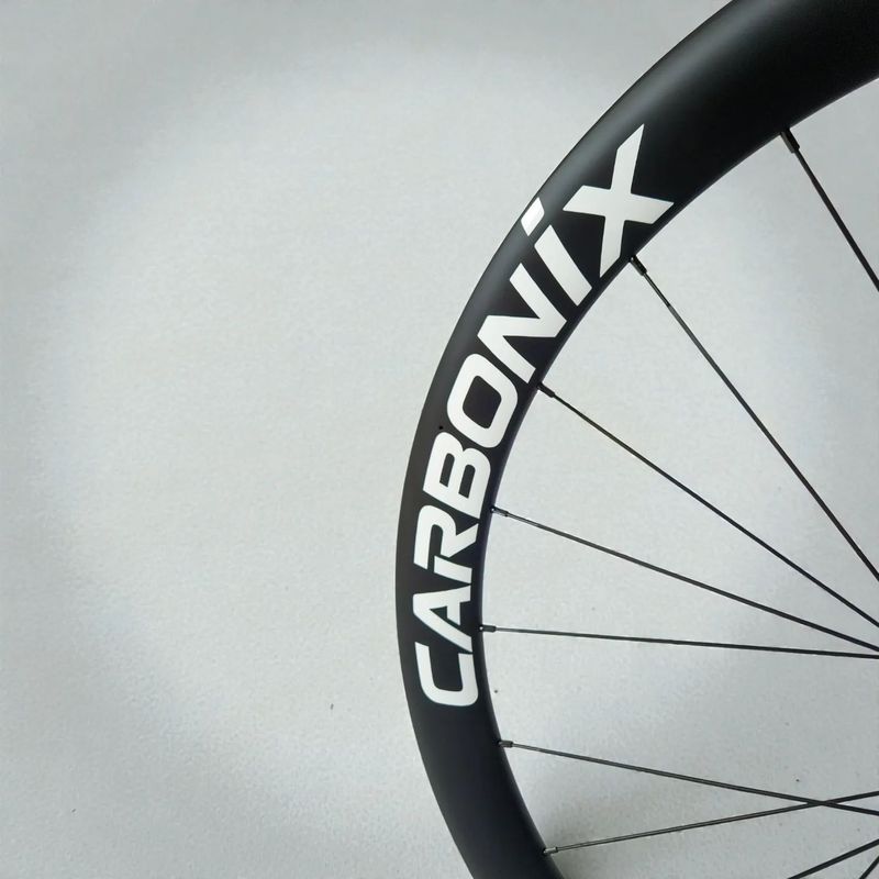Karbonová Gravelová Aero Kola - Carbonix HORIZON 45 | 26 mm vnitřní šířka | Ratchet | Pillar | 1540g