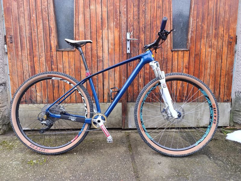 karbonové horské kolo