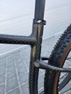 Leonardi Factory Racing DARKLITE Carbon 29″ velikost M / Shimano XT / Fox 32 / Nové / XC 