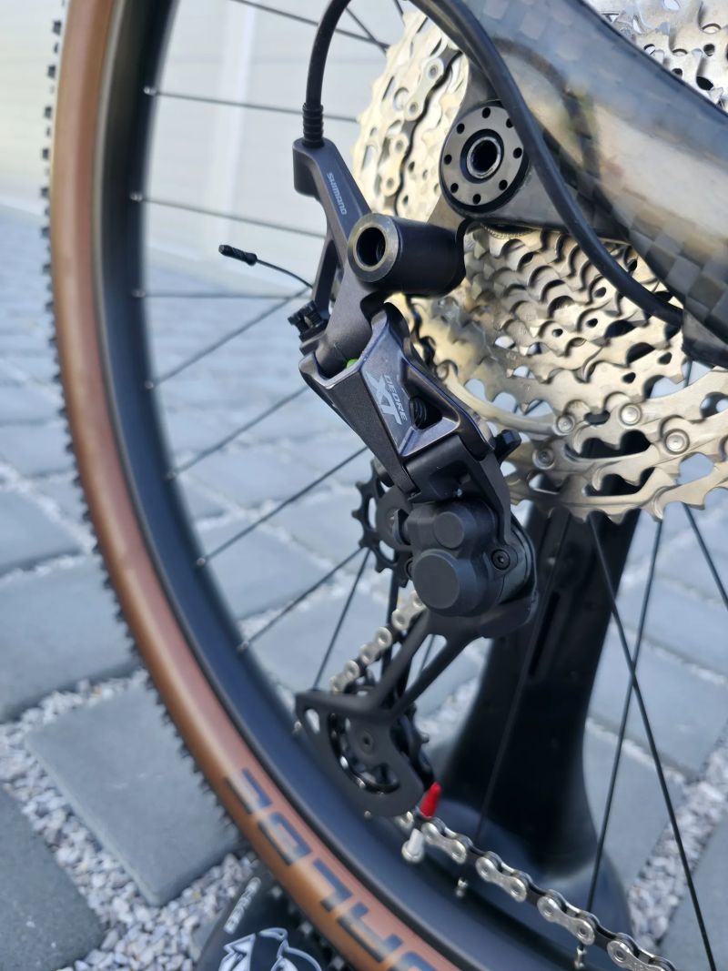 Leonardi Factory Racing DARKLITE Carbon 29″ velikost M / Shimano XT / Fox 32 / Nové / XC 