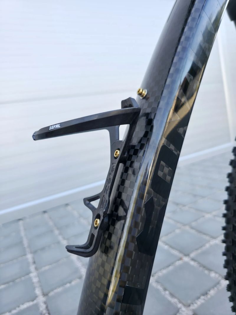 Leonardi Factory Racing DARKLITE Carbon 29″ velikost M / Shimano XT / Fox 32 / Nové / XC 