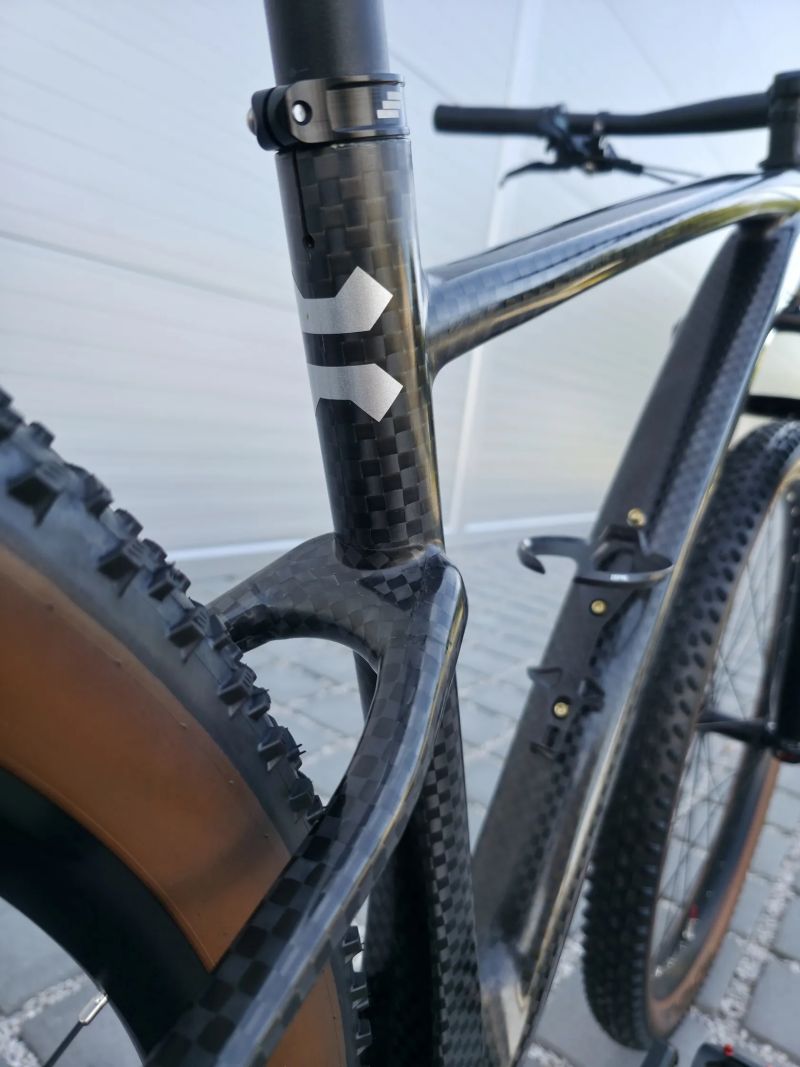 Leonardi Factory Racing DARKLITE Carbon 29″ velikost M / Shimano XT / Fox 32 / Nové / XC 