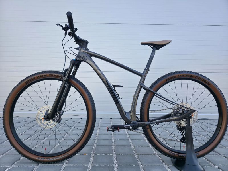 Leonardi Factory Racing DARKLITE Carbon 29″ velikost M / Shimano XT / Fox 32 / Nové / XC 