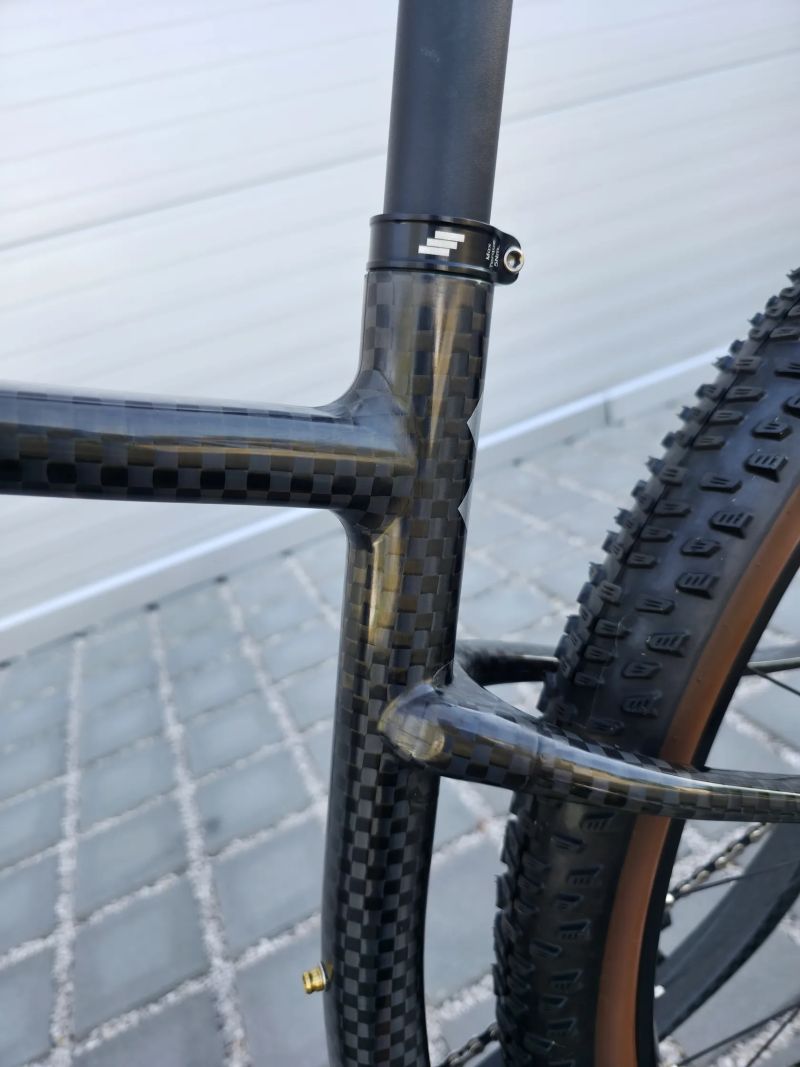 Leonardi Factory Racing DARKLITE Carbon 29″ velikost M / Shimano XT / Fox 32 / Nové / XC 