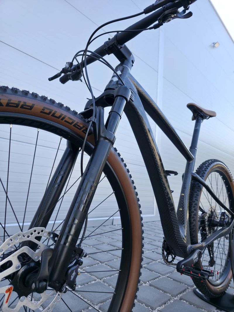 Leonardi Factory Racing DARKLITE Carbon 29″ velikost M / Shimano XT / Fox 32 / Nové / XC 