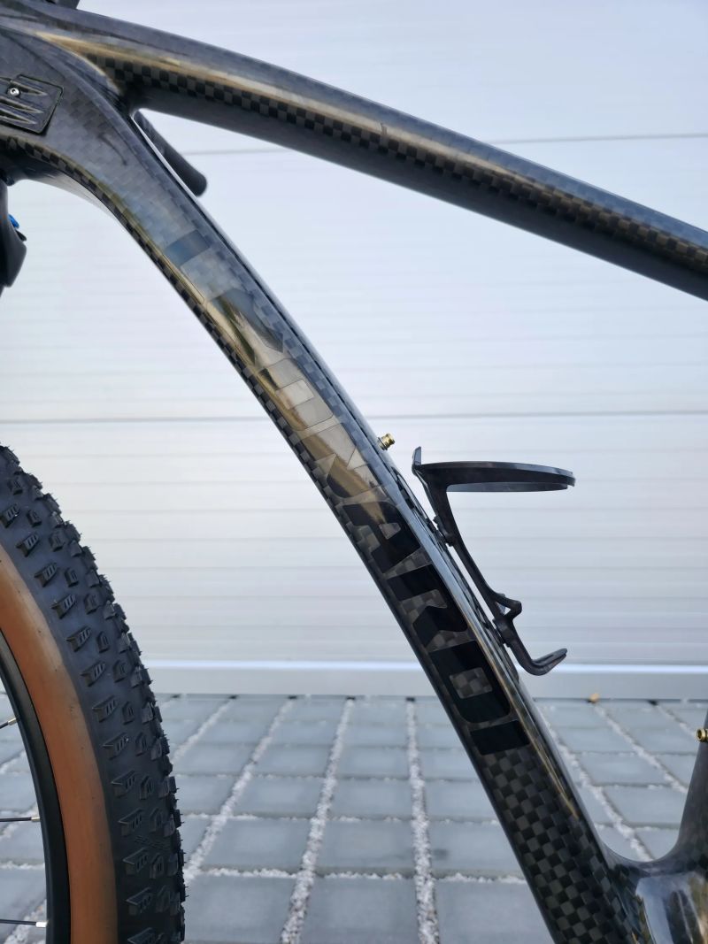 Leonardi Factory Racing DARKLITE Carbon 29″ velikost M / Shimano XT / Fox 32 / Nové / XC 