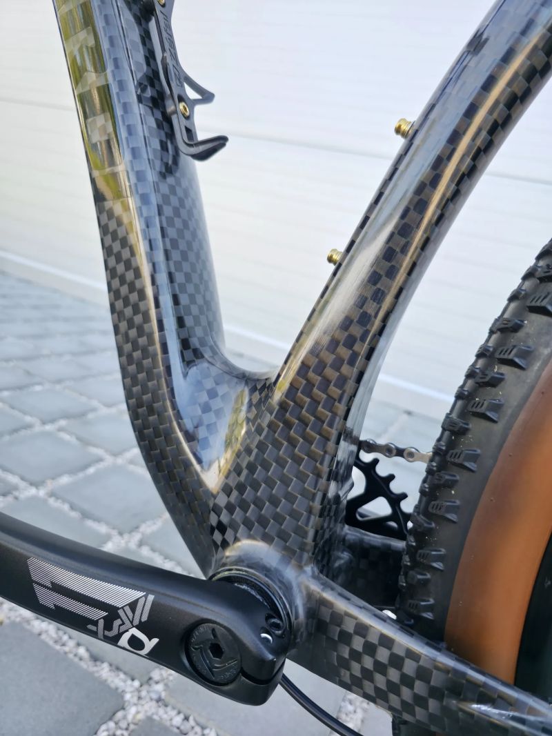 Leonardi Factory Racing DARKLITE Carbon 29″ velikost M / Shimano XT / Fox 32 / Nové / XC 