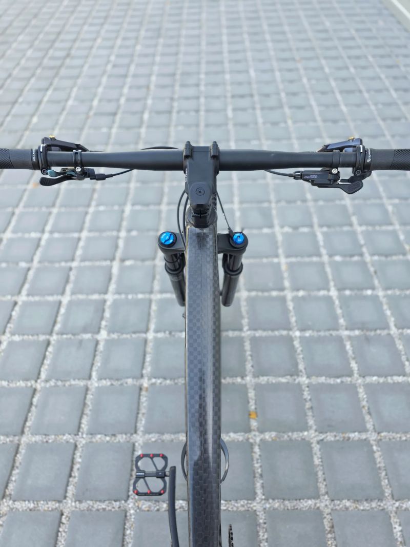 Leonardi Factory Racing DARKLITE Carbon 29″ velikost M / Shimano XT / Fox 32 / Nové / XC 