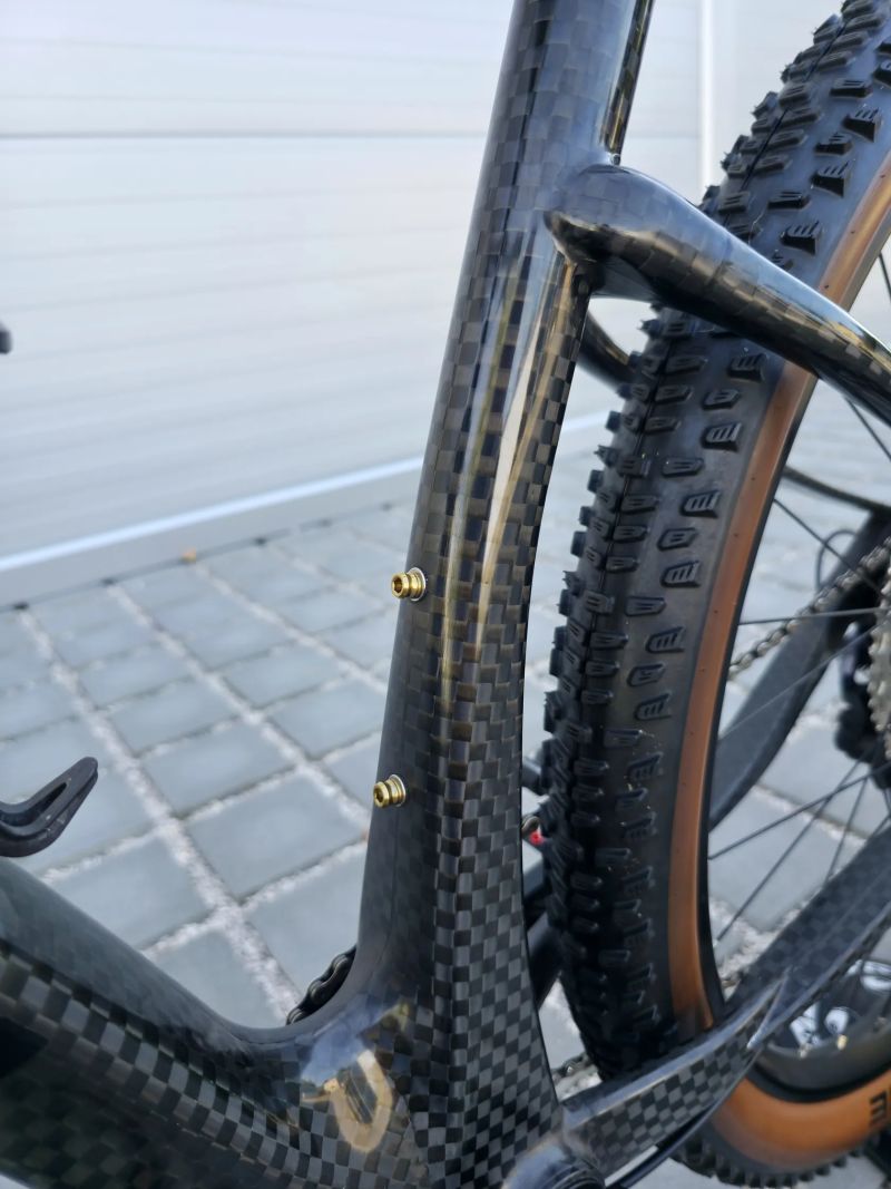 Leonardi Factory Racing DARKLITE Carbon 29″ velikost M / Shimano XT / Fox 32 / Nové / XC 