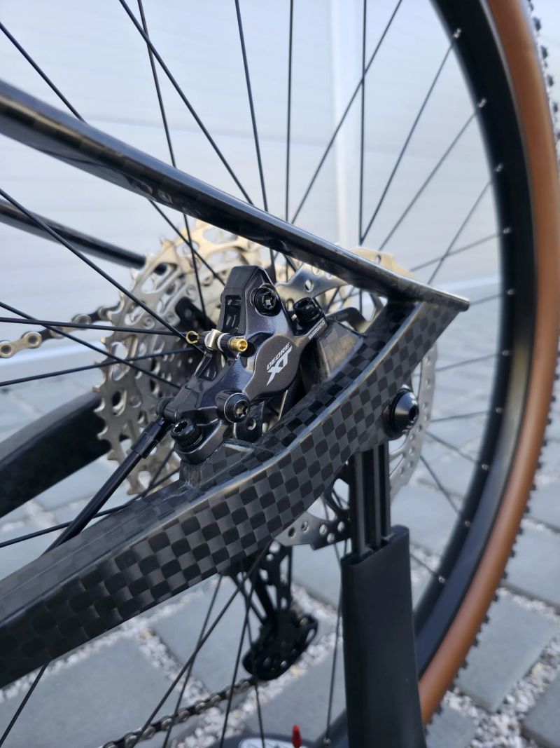 Leonardi Factory Racing DARKLITE Carbon 29″ velikost M / Shimano XT / Fox 32 / Nové / XC 