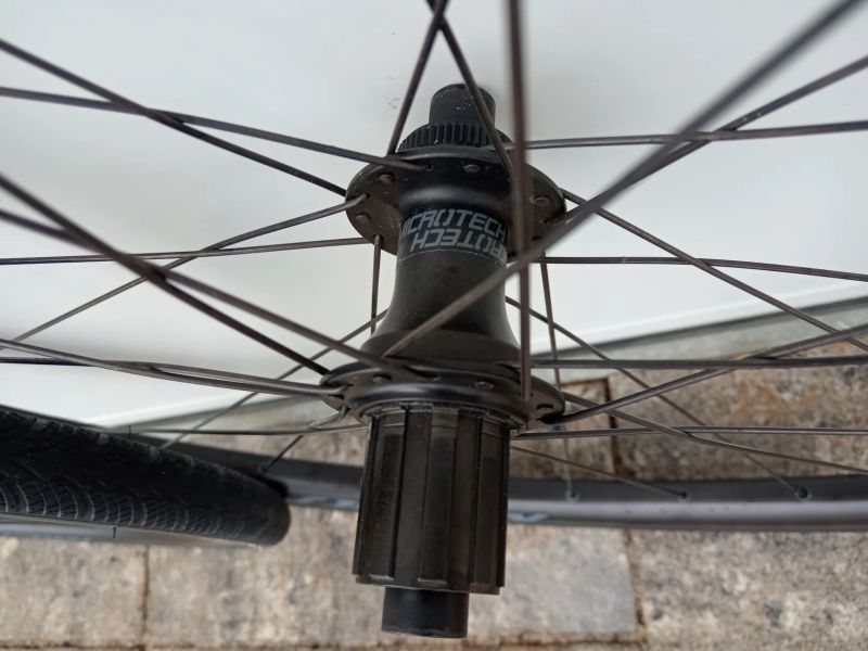 Silniční zapletená kola Microtech MCT Disc 700C - sundaná z nového kola včetně plášťů