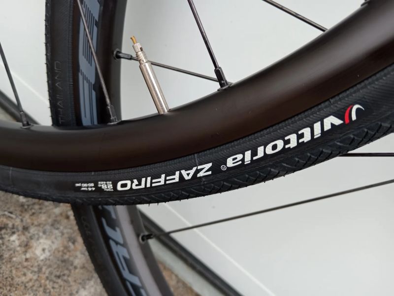 Silniční zapletená kola Microtech MCT Disc 700C - sundaná z nového kola včetně plášťů